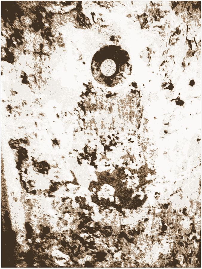 Surface criblée d'impacts, texture minérale en noir et blanc.